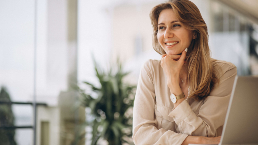 portrait-business-woman-working-laptop (1)