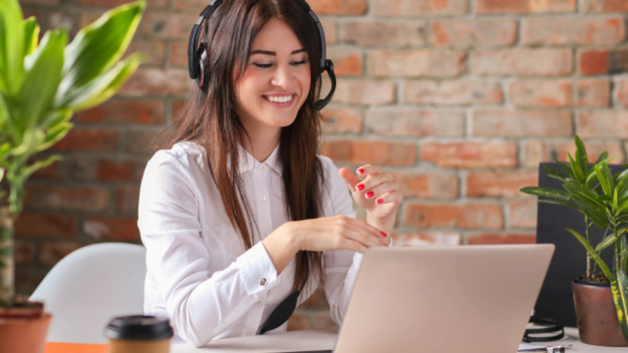 portrait-woman-customer-service-worker_144627-37979